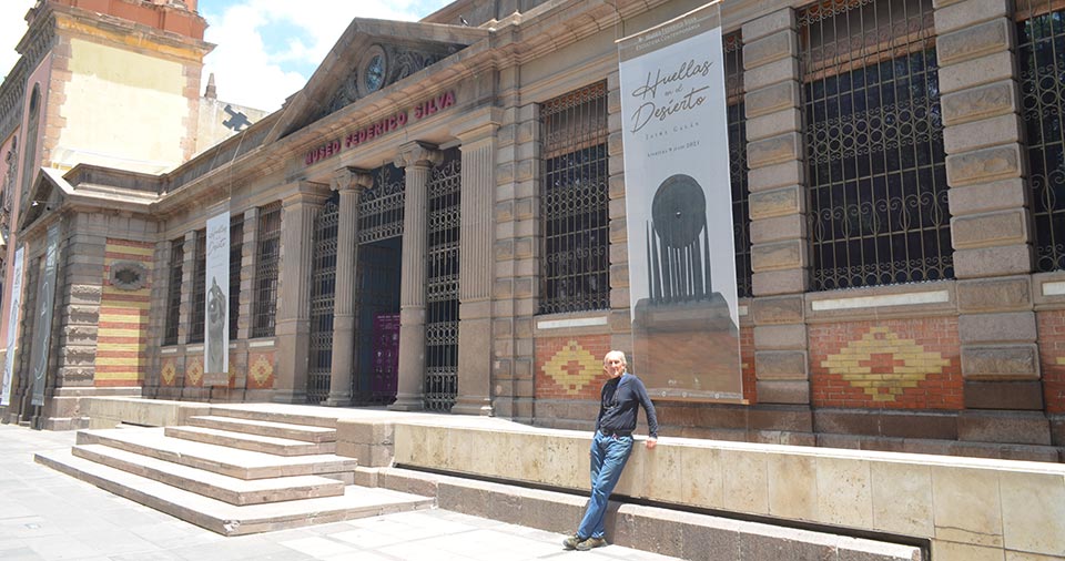 Jaime Galán en la Fachada Museo Federico Silva. Exposición Huellas en el Desierto.